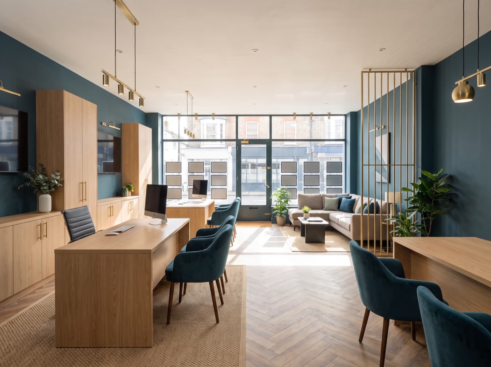 Le bureau de l'agence, lumineux et ouvert sur la rue