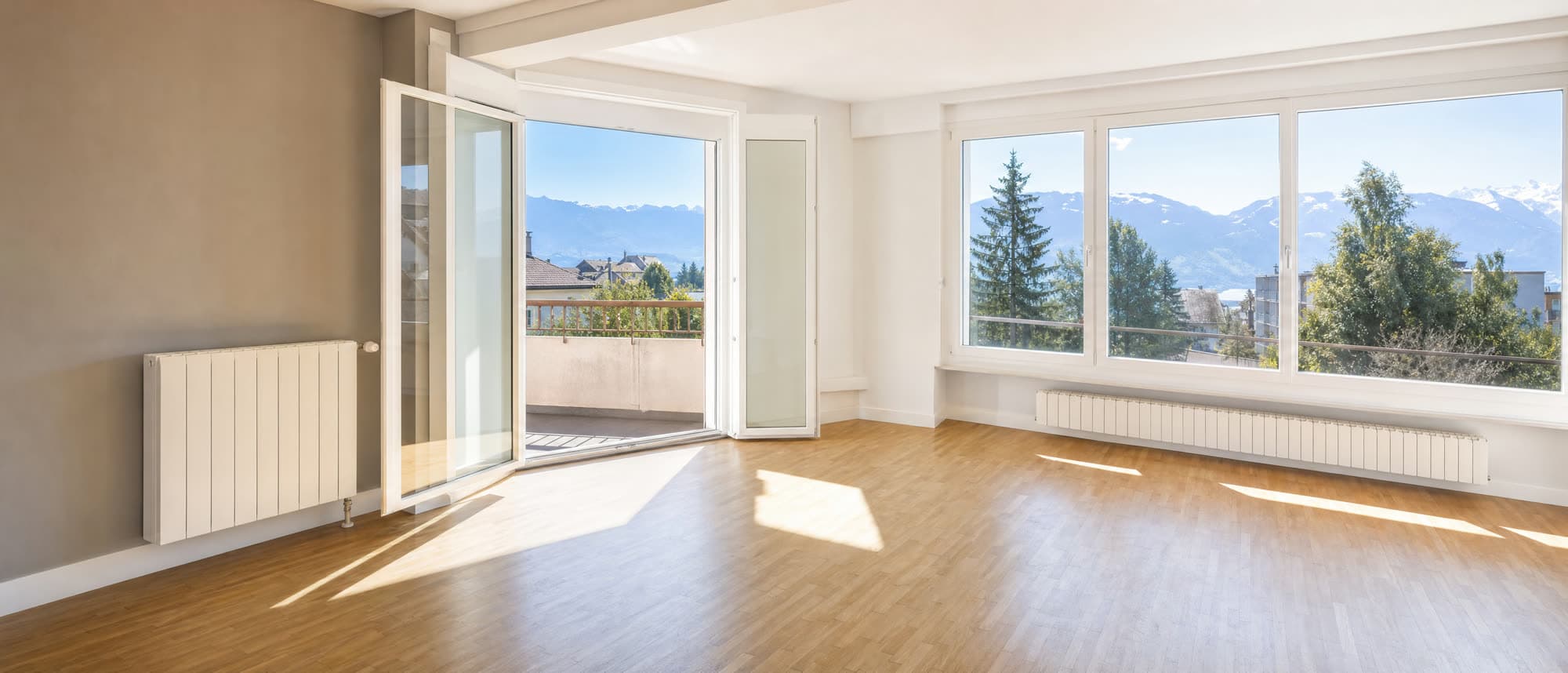 Appartement rénové et vide, prêt à louer, vue sur les Alpes
